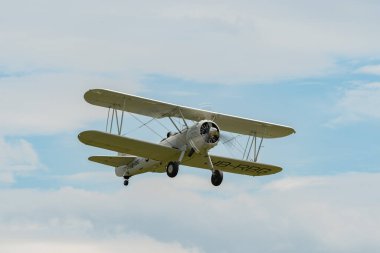 Speck-Fehraltorf, Zürih, İsviçre, 1 Temmuz 2023 HB-RBG Boeing E75 Stearman tarihi çift katlı eski bir uçak küçük bir havaalanından kalkıyor.