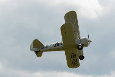 Speck-Fehraltorf, Zürih, İsviçre, 1 Temmuz 2023 HB-RBG Boeing E75 Stearman tarihi çift katlı eski bir uçak küçük bir havaalanından kalkıyor.