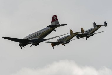 Speck-Fehraltorf, Zürih, İsviçre, 1 Temmuz 2023 Douglas DC-3C ve Beechcraft Model 18 çift kayın ağacı tarihi bir hava gösterisi sırasında