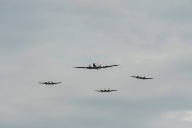 Speck-Fehraltorf, Zürih, İsviçre, 1 Temmuz 2023 Douglas DC-3C ve Beechcraft Model 18 çift kayın ağacı tarihi bir hava gösterisi sırasında