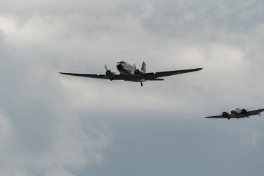Speck-Fehraltorf, Zürih, İsviçre, 1 Temmuz 2023 Douglas DC-3C ve Beechcraft Model 18 çift kayın ağacı tarihi bir hava gösterisi sırasında