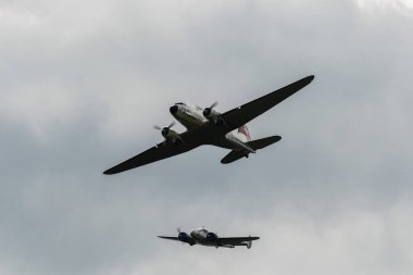 Speck-Fehraltorf, Zürih, İsviçre, 1 Temmuz 2023 Douglas DC-3C ve Beechcraft Model 18 çift kayın ağacı tarihi bir hava gösterisi sırasında