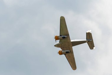 Speck-Fehraltorf, Zürih, İsviçre, 1 Temmuz 2023 Beechcraft Model 18 Twin Beech tarihi hava gösterisi sırasında