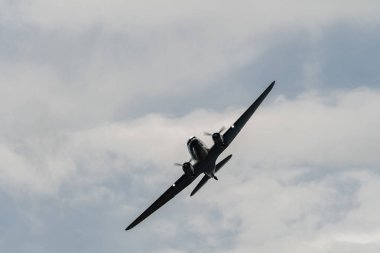 Speck-Fehraltorf, Zürih, İsviçre, 1 Temmuz 2023 N-431HM Bouglas DC-3C Bir hava gösterisi sırasında tarihi uçak gösterisi