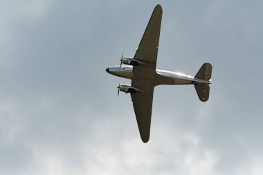 Speck-Fehraltorf, Zürih, İsviçre, 1 Temmuz 2023 N-431HM Bouglas DC-3C Bir hava gösterisi sırasında tarihi uçak gösterisi