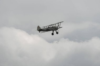 Speck-Fehraltorf, Zürih, İsviçre, 1 Temmuz, 2023 HB-RBG Boeing E75 Stearman tarihi çift katlı bir hava gösterisi sırasında