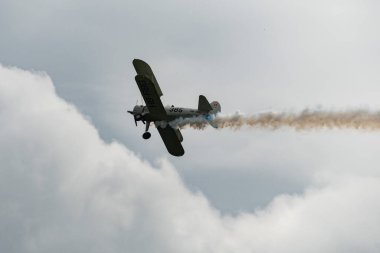 Speck-Fehraltorf, Zürih, İsviçre, 1 Temmuz, 2023 HB-RBG Boeing E75 Stearman tarihi çift katlı bir hava gösterisi sırasında