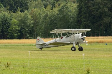 Speck-Fehraltorf, Zürih, İsviçre, 1 Temmuz 2023 HB-RBG Boeing E75 Stearman tarihi çift katlı eski bir uçak küçük bir havaalanında