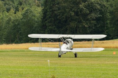 Speck-Fehraltorf, Zürih, İsviçre, 1 Temmuz 2023 HB-RBG Boeing E75 Stearman tarihi çift katlı eski bir uçak küçük bir havaalanında