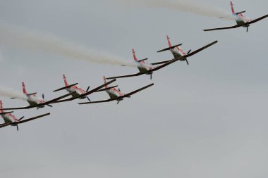 Speck-Fehraltorf, Zürih, İsviçre, 1 Temmuz 2023 Pilatus PC-7 Ekibi bir hava gösterisi sırasında üzerimizden uçar