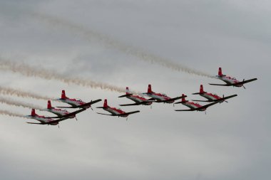 Speck-Fehraltorf, Zürih, İsviçre, 1 Temmuz 2023 Pilatus PC-7 Ekibi bir hava gösterisi sırasında üzerimizden uçar