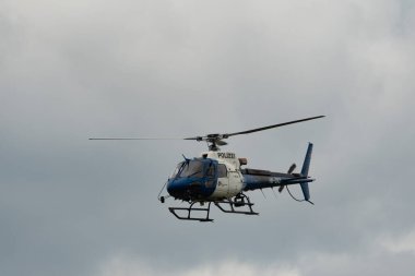 Speck-Fehraltorf, Zürih, İsviçre, 1 Temmuz 2023 HB-ZKZ Polis Eurocopter AS350-B3 hava gösterisi sırasında