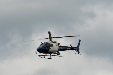 Speck-Fehraltorf, Zürih, İsviçre, 1 Temmuz 2023 HB-ZKZ Polis Eurocopter AS350-B3 hava gösterisi sırasında