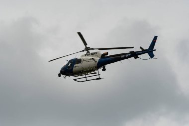 Speck-Fehraltorf, Zürih, İsviçre, 1 Temmuz 2023 HB-ZKZ Polis Eurocopter AS350-B3 hava gösterisi sırasında