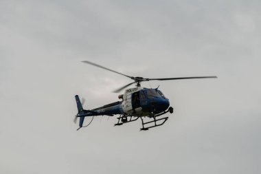 Speck-Fehraltorf, Zürih, İsviçre, 1 Temmuz 2023 HB-ZKZ Polis Eurocopter AS350-B3 hava gösterisi sırasında