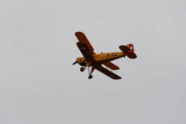 Speck-Fehraltorf, Zürih, İsviçre, 1 Temmuz 2023 HB-UUM Dornier APM-131 Jungmann küçük bir havaalanında tarihi eski bir uçak.