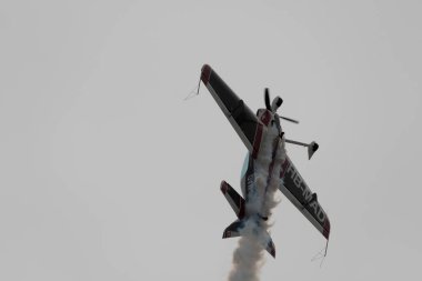 Speck-Fehraltorf, Zürih, İsviçre, 1 Temmuz 2023 HB-MAD Xtreme Air XA42 akrobatik uçak gösterisi sırasında