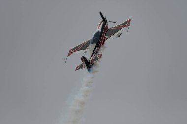 Speck-Fehraltorf, Zürih, İsviçre, 1 Temmuz 2023 HB-MAD Xtreme Air XA42 akrobatik uçak gösterisi sırasında