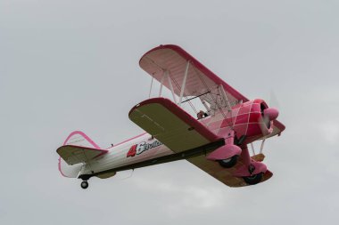 Speck-Fehraltorf, Zürih, İsviçre, 1 Temmuz 2023 N-450D Boeing PT-13D tarihi çift katlı uçak küçük bir havaalanından kalkıyor.