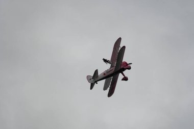 Speck-Fehraltorf, Zürih, İsviçre, 1 Temmuz 2023 N-450D Boeing PT-13D tarihi çift katlı uçak ve bir hava gösterisi sırasında muhteşem bir kanat yürüyüşü performansı sergiliyor.