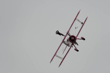 Speck-Fehraltorf, Zürih, İsviçre, 1 Temmuz 2023 N-450D Boeing PT-13D tarihi çift katlı uçak ve bir hava gösterisi sırasında muhteşem bir kanat yürüyüşü performansı sergiliyor.