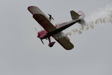 Speck-Fehraltorf, Zürih, İsviçre, 1 Temmuz 2023 N-450D Boeing PT-13D tarihi çift katlı uçak ve bir hava gösterisi sırasında muhteşem bir kanat yürüyüşü performansı sergiliyor.