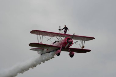 Speck-Fehraltorf, Zürih, İsviçre, 1 Temmuz 2023 N-450D Boeing PT-13D tarihi çift katlı uçak ve bir hava gösterisi sırasında muhteşem bir kanat yürüyüşü performansı sergiliyor.