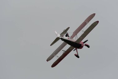 Speck-Fehraltorf, Zürih, İsviçre, 1 Temmuz 2023 N-450D Boeing PT-13D tarihi çift katlı uçak ve bir hava gösterisi sırasında muhteşem bir kanat yürüyüşü performansı sergiliyor.