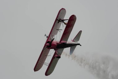 Speck-Fehraltorf, Zürih, İsviçre, 1 Temmuz 2023 N-450D Boeing PT-13D tarihi çift katlı uçak ve bir hava gösterisi sırasında muhteşem bir kanat yürüyüşü performansı sergiliyor.