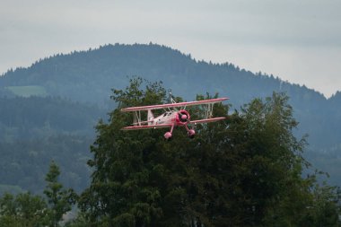 Speck-Fehraltorf, Zürih, İsviçre, 1 Temmuz 2023 N-450D Boeing PT-13D tarihi çift katlı eski bir uçak küçük bir havaalanında