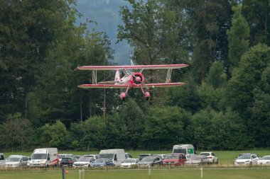 Speck-Fehraltorf, Zürih, İsviçre, 1 Temmuz 2023 N-450D Boeing PT-13D tarihi çift katlı eski bir uçak küçük bir havaalanında