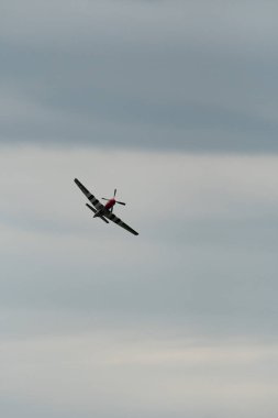 Speck-Fehraltorf, Zürih, İsviçre, 1 Temmuz 2023 D-FPSI Kuzey Amerika P51D Mustang tarihi uçak gösterisi sırasında