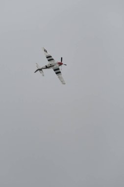 Speck-Fehraltorf, Zürih, İsviçre, 1 Temmuz 2023 D-FPSI Kuzey Amerika P51D Mustang tarihi uçak gösterisi sırasında