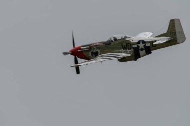 Speck-Fehraltorf, Zürih, İsviçre, 1 Temmuz 2023 D-FPSI Kuzey Amerika P51D Mustang tarihi uçak gösterisi sırasında