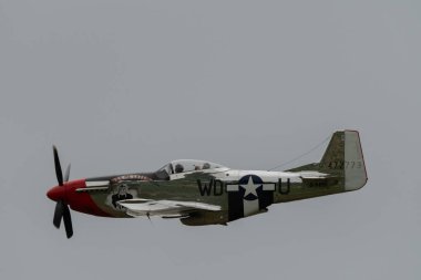 Speck-Fehraltorf, Zürih, İsviçre, 1 Temmuz 2023 D-FPSI Kuzey Amerika P51D Mustang tarihi uçak gösterisi sırasında