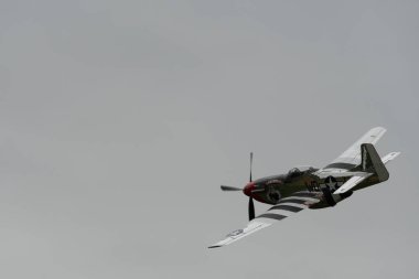 Speck-Fehraltorf, Zürih, İsviçre, 1 Temmuz 2023 D-FPSI Kuzey Amerika P51D Mustang tarihi uçak gösterisi sırasında