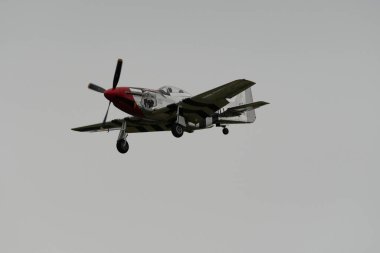 Speck-Fehraltorf, Zürih, İsviçre, 1 Temmuz 2023 D-FPSI Kuzey Amerika P51D Mustang tarihi uçak gösterisi sırasında