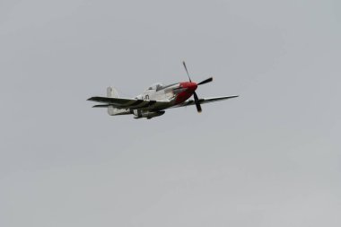 Speck-Fehraltorf, Zürih, İsviçre, 1 Temmuz 2023 D-FPSI Kuzey Amerika P51D Mustang tarihi uçak gösterisi sırasında