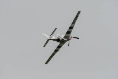 Speck-Fehraltorf, Zürih, İsviçre, 1 Temmuz 2023 D-FPSI Kuzey Amerika P51D Mustang tarihi uçak gösterisi sırasında