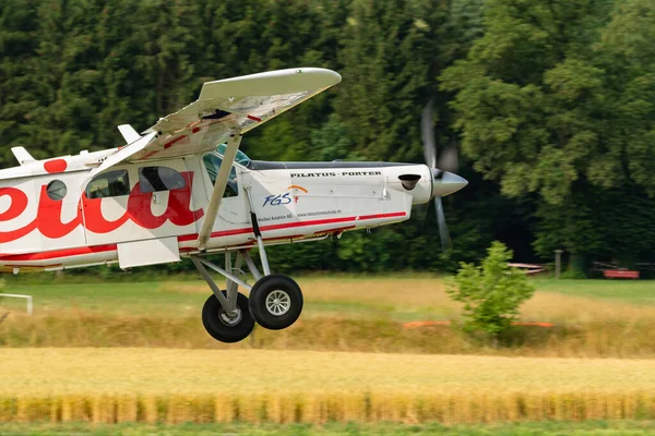 Speck Feraltorf チューリッヒ スイス 2023年7月1日Hb FklピラトゥスPc H4ターボポーターは小さな飛行場から出発します — ストック写真