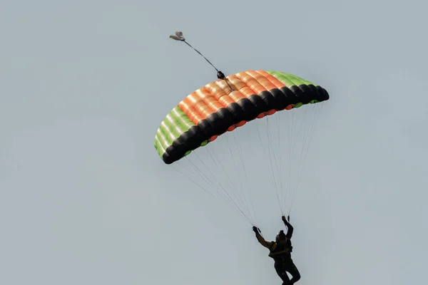 瑞士苏黎世 Speck Fehraltorf 2023年7月1日 在一个小机场举行的飞行展览上的降落伞 — 图库照片