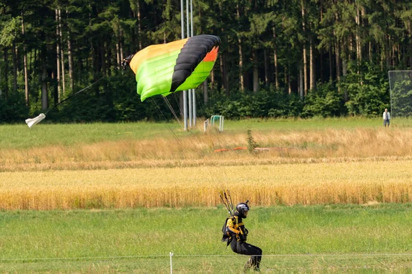 Speck Fehraltorf Curych Švýcarsko Července 2023 Padák Během Letecké Výstavy — Stock fotografie