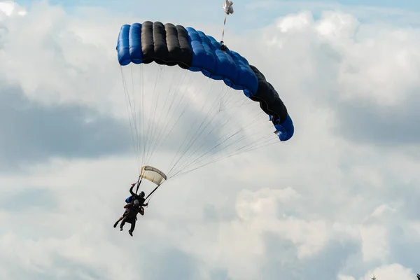 瑞士苏黎世 Speck Fehraltorf 2023年7月1日 在一个小机场举行的飞行展览上的降落伞 — 图库照片