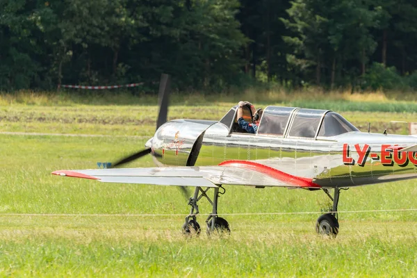 瑞士苏黎世Speck Fehraltorf 2023年7月1日Jakowlew Jak 52历史性的苏联飞机在一个小机场 — 图库照片