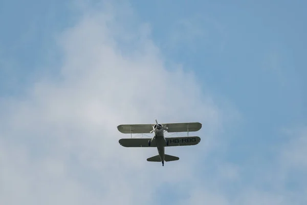 Speck Feraltorf チューリッヒ スイス 2023年7月1日Hb RbgボーイングE75スターマン社の歴史的なダブルデッキアクロバット機は 航空機のディスプレイ中に性能を発揮しています — ストック写真