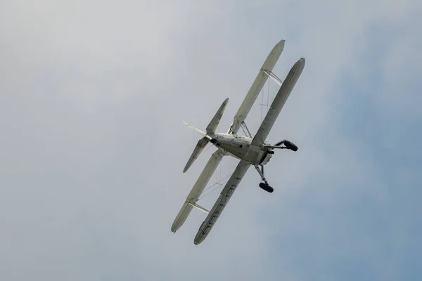 瑞士苏黎世 Speck Fehraltorf 2023年7月1日 Rbg波音E75 Stearman历史性双层杂技飞机在空中表演 — 图库照片