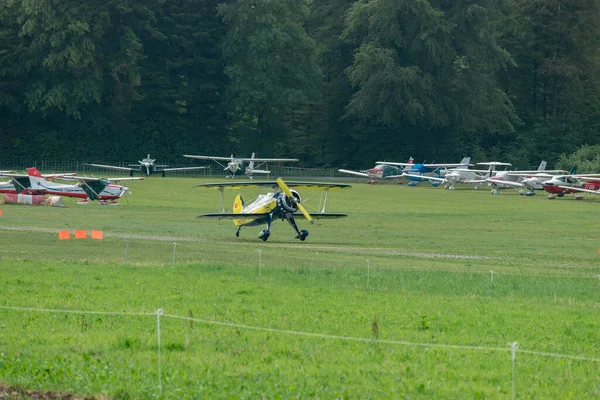 瑞士苏黎世Speck Fehraltorf 2023年7月1日Hb Yng Culps Rombach特殊杂技飞机在一个小机场 — 图库照片