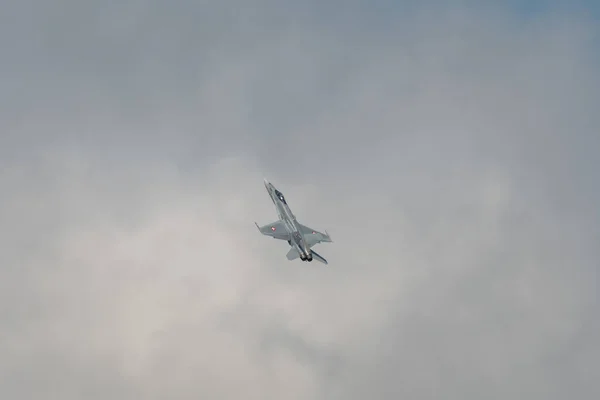 Speck Feraltorf チューリッヒ スイス 2023年7月1日マクドネル ダグラスF 18ホーネットスイス軍戦闘機が飛行場の上空で航空ショー中にパフォーマンスを行っている — ストック写真