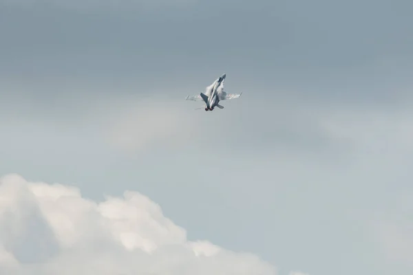 Speck Feraltorf チューリッヒ スイス 2023年7月1日マクドネル ダグラスF 18ホーネットスイス軍戦闘機が飛行場の上空で航空ショー中にパフォーマンスを行っている — ストック写真