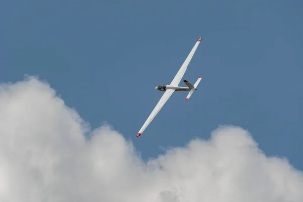 スイス チューリッヒのSpeck Feraltorf 2023年7月1日Swift 1グライダーは 小さな飛行場の上空で航空ショー中にアクロバットを行っています — ストック写真